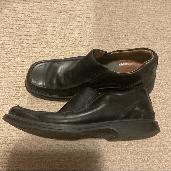 Men's CLARKS Black Leather Dress Shoes - Picture 2 of 5